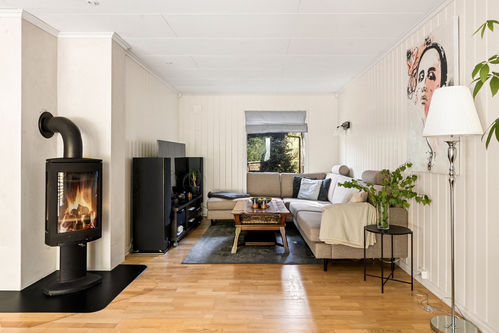 Stuen har en vedovn som gir god varme og en hyggelig atmosfære. Galleribilde