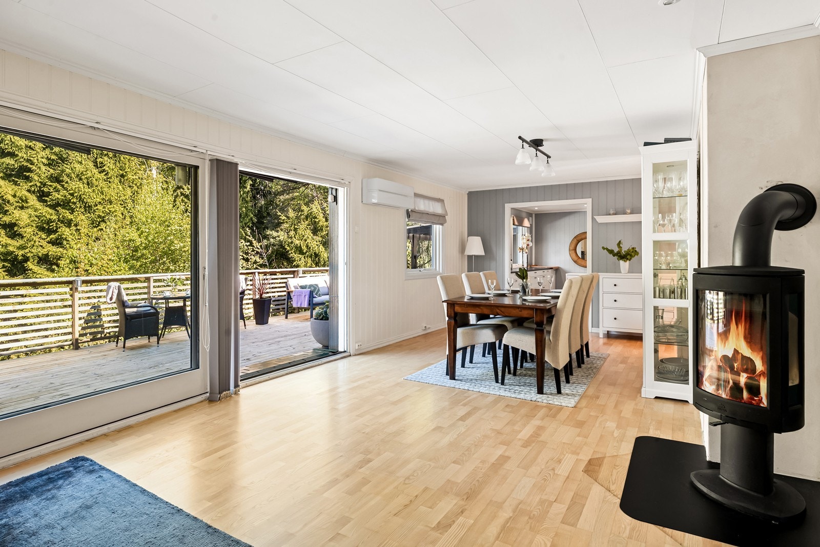 De store glassflatene i skyvedøren binder stuen og uteområdet sammen. Galleribilde