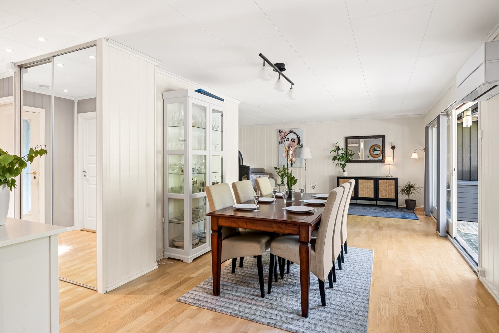 God plass til venner og familie rundt spisestuebordet. Galleribilde