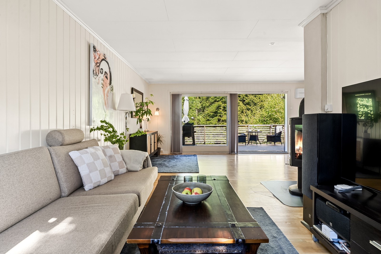 Fra stuen er det direkte utgang til uteplassen via en skyvedør med 2-lags isolerglass. Galleribilde