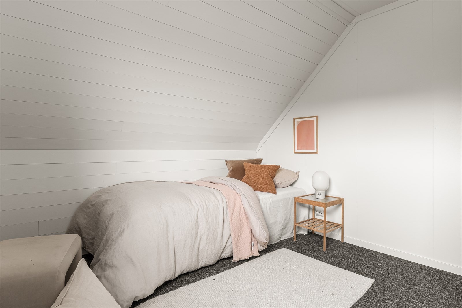 Soverommene måler henholdsvis ca. 8,7 m², 6,5 m² og 6,4 m² Galleribilde