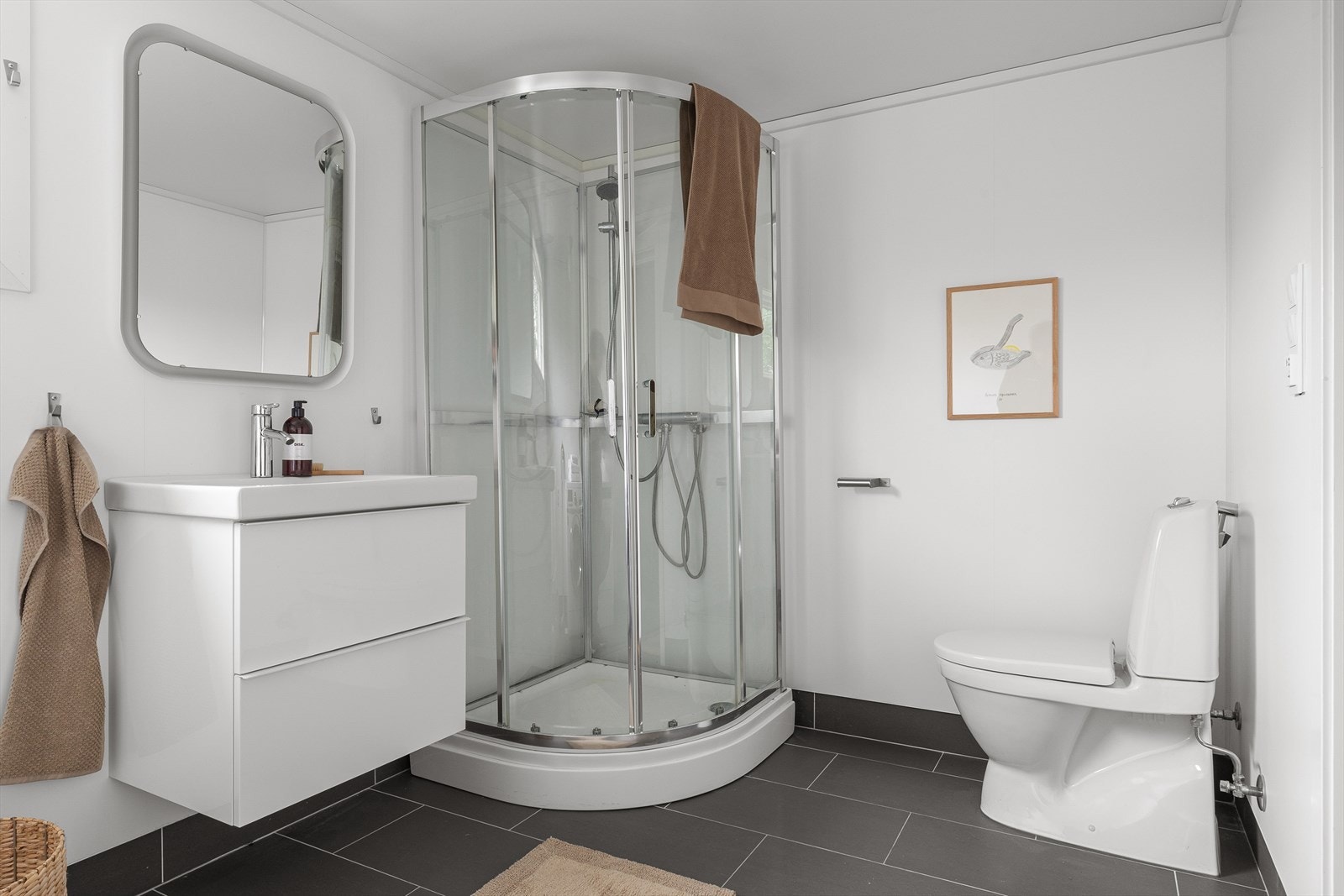 Badet er fra 2018 og er innredet med servant i møbel, speil med integrert belysning, toalett, dusjkabinett og opplegg for vaskemaskin. Galleribilde