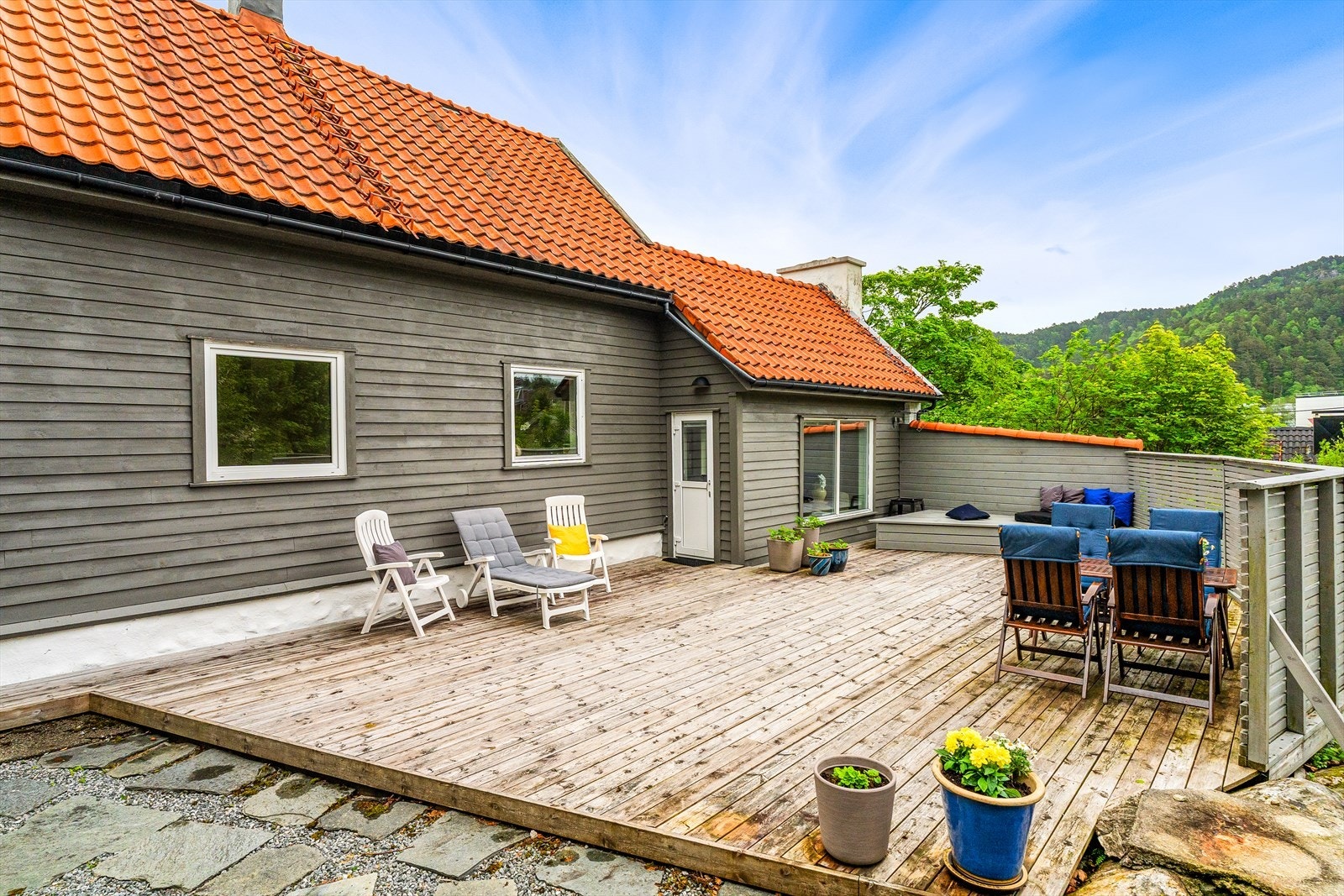Den romslige terrassen gir mulighet for flere innredningssoner og innbyr til lange sommerdager Galleribilde