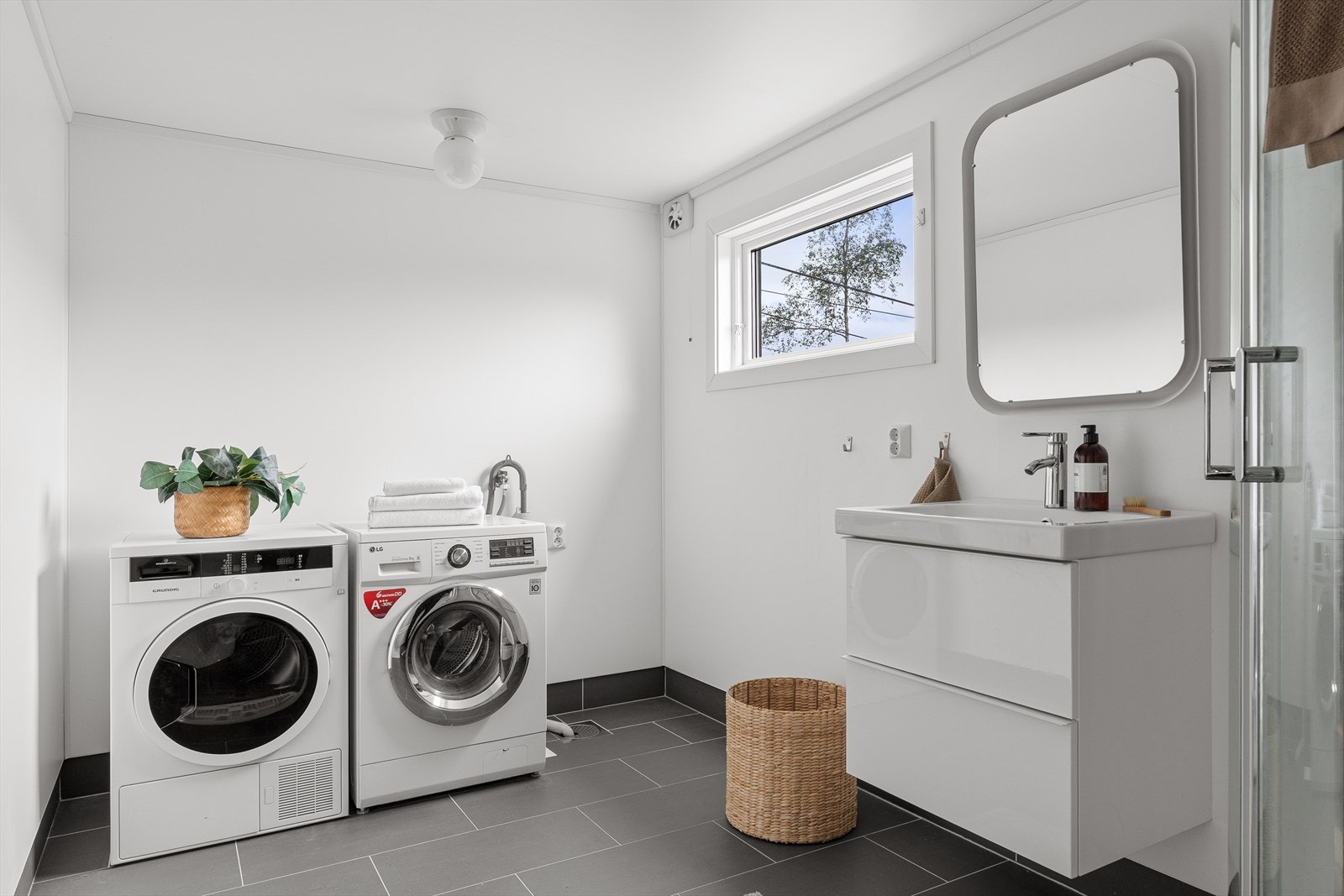 Opplegg for vaskemaskin og tørketrommel på badet. Galleribilde