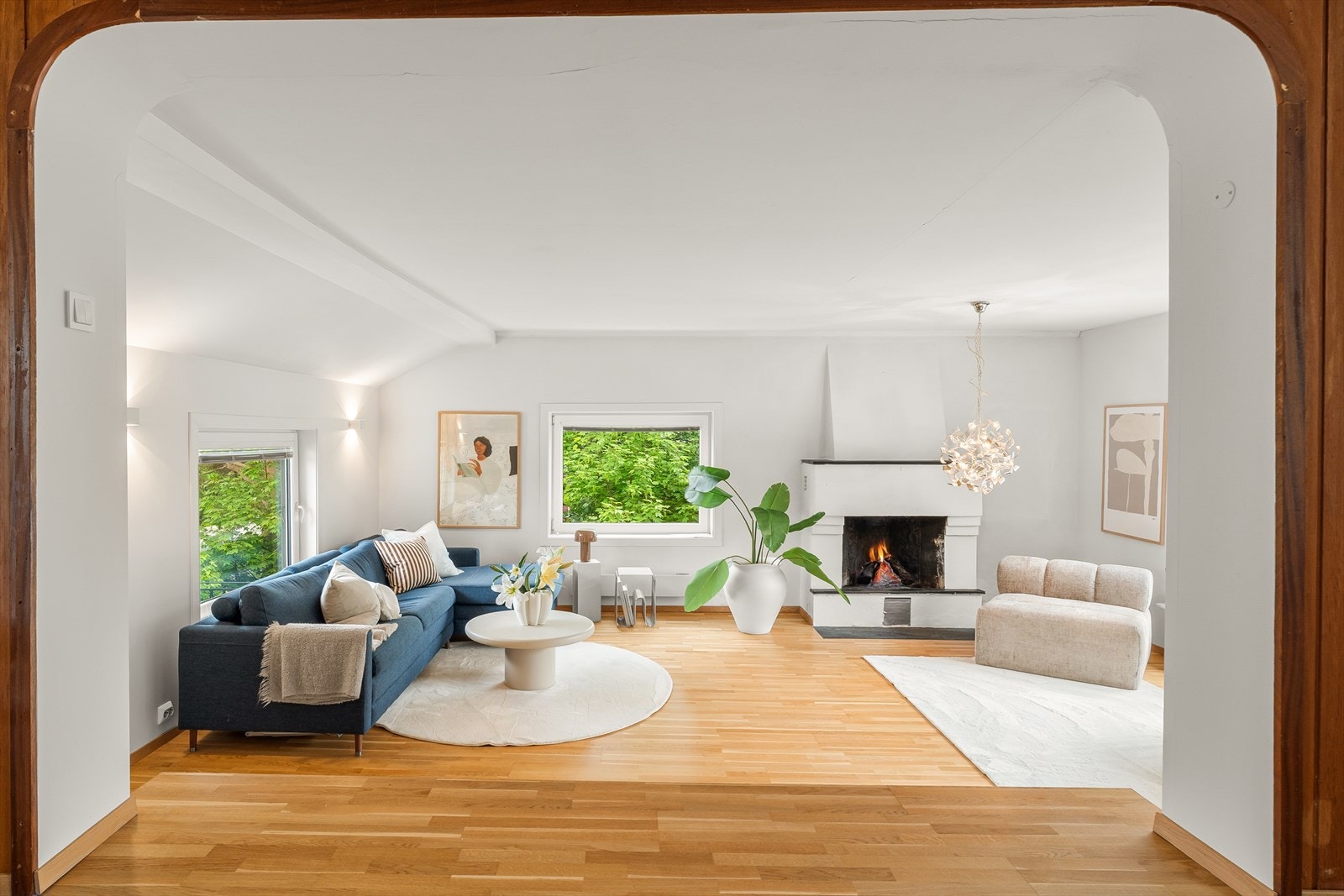 Peisen tilfører både varme og hygge, og gjør stuen til et naturlig samlingspunkt for familie og venner. Galleribilde