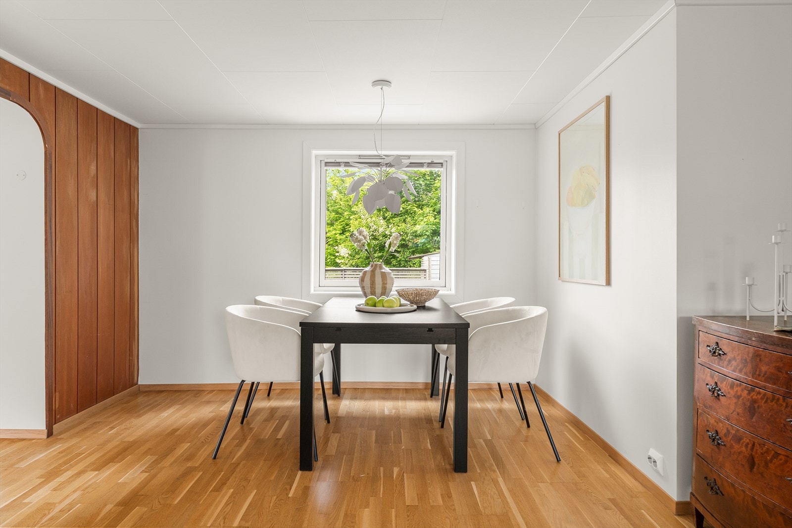 Her kan man dekke til store middagsselskap. Galleribilde