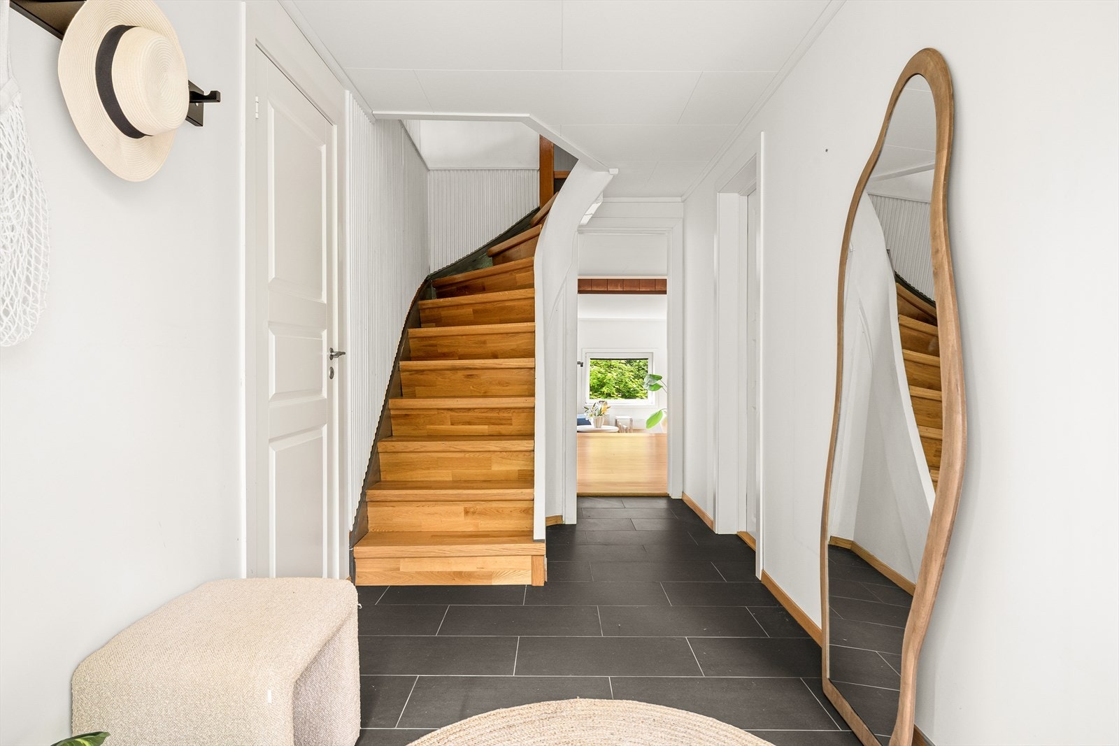 Du ønskes velkommen inn i en lys og romslig entré med god plass til oppbevaring av yttertøy og sko Galleribilde