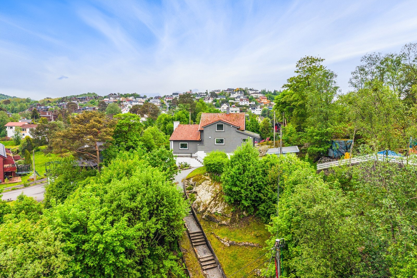 Fin opparbeidet gangvei opp til huset fra prkeringsplassen. Galleribilde