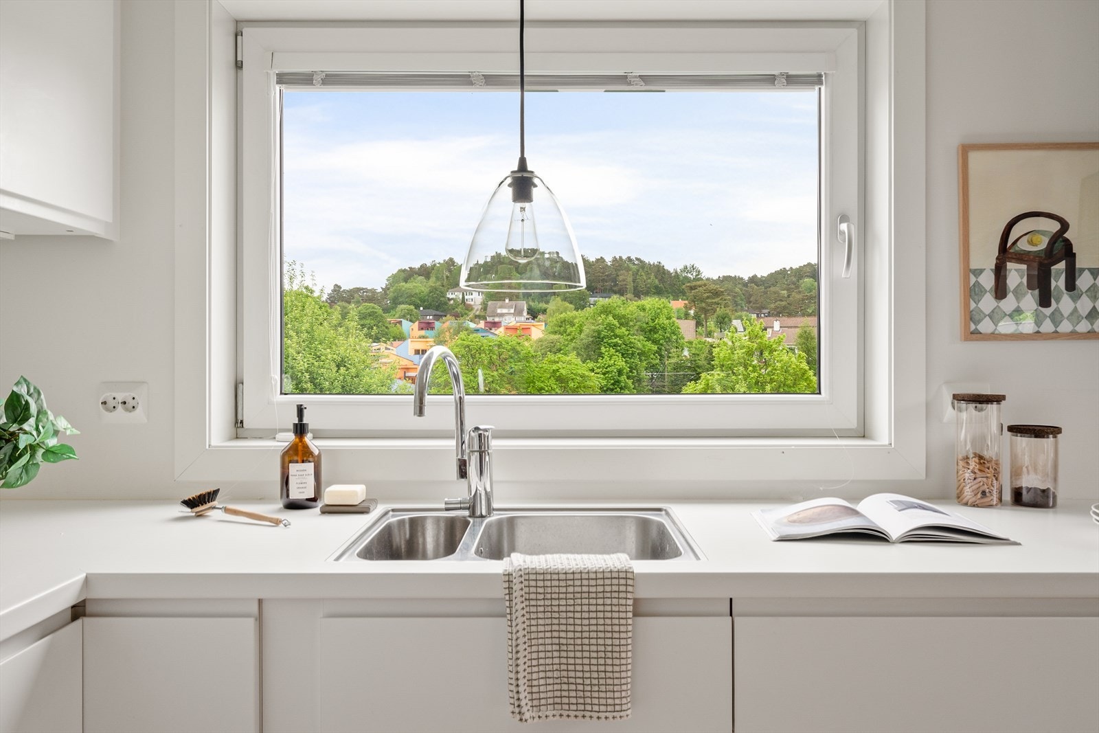 Vinduet over benken sikrer godt med lysinnslipp. Galleribilde