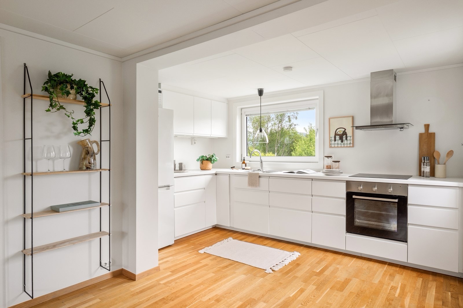 Kjøkkenet er fra 2016 og fremstår moderne og funksjonelt med lyse, glatte fronter og laminert benkeplate. Galleribilde