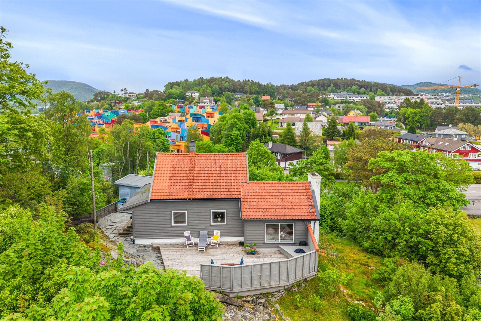 Boligen har gjennomgått flere utvendige oppgraderinger, herunder etterisolering og ny kledning i 2017 samt utskifting av de fleste vinduene i 2016/2017. Galleribilde