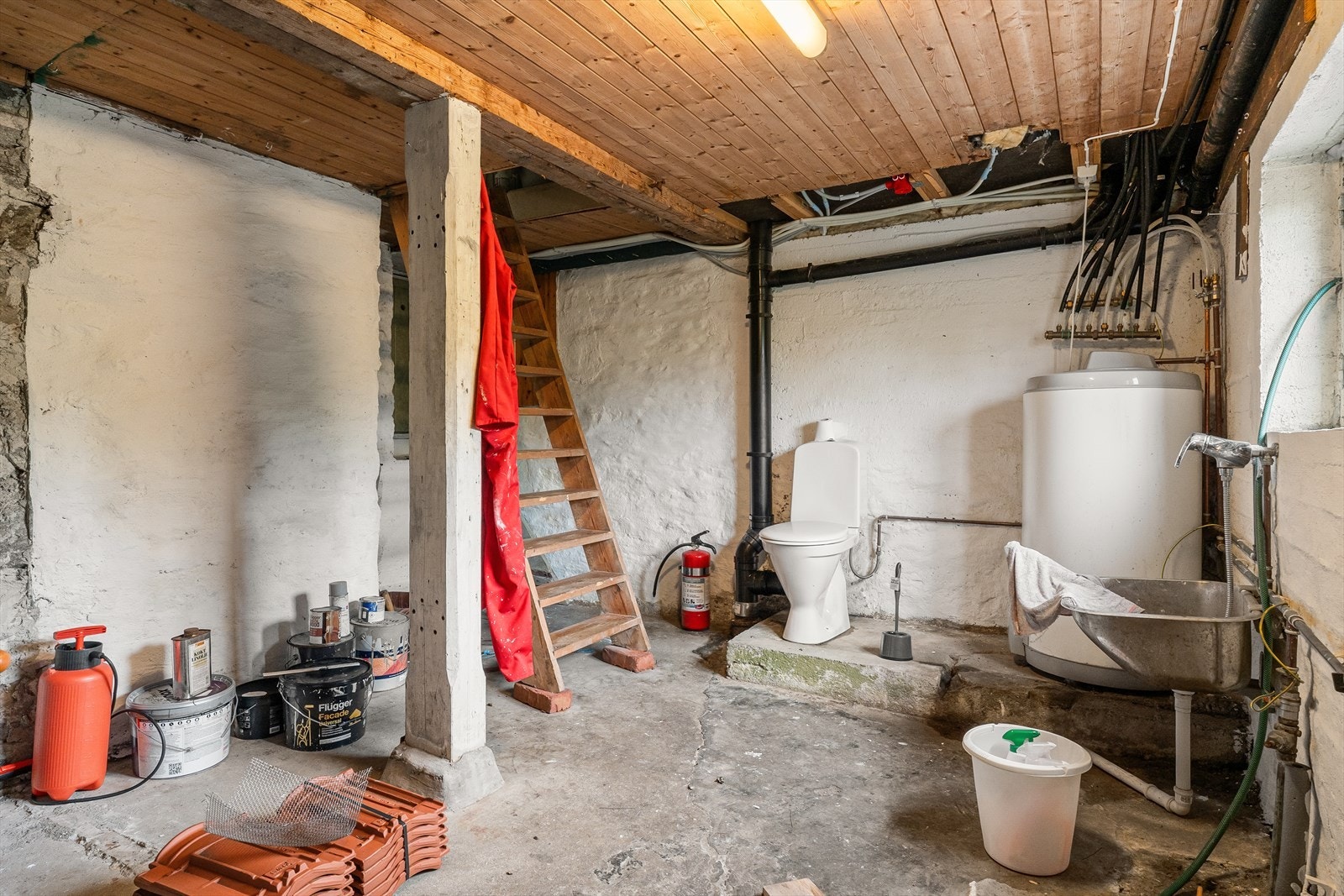 Uinnredet kjellerrom Galleribilde
