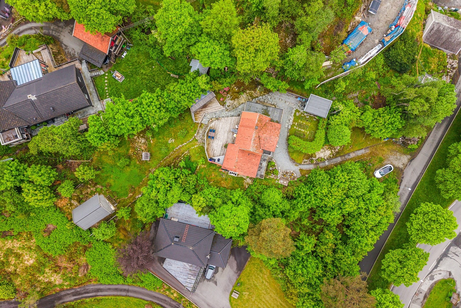 Tomten måler hele 2 450,1 m² Galleribilde