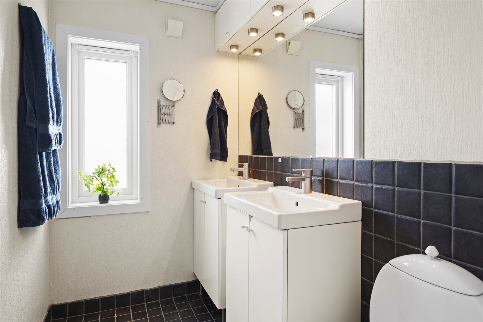 I tillegg til bad, er det et separat toalettrom med varmekabler i gulv Galleribilde