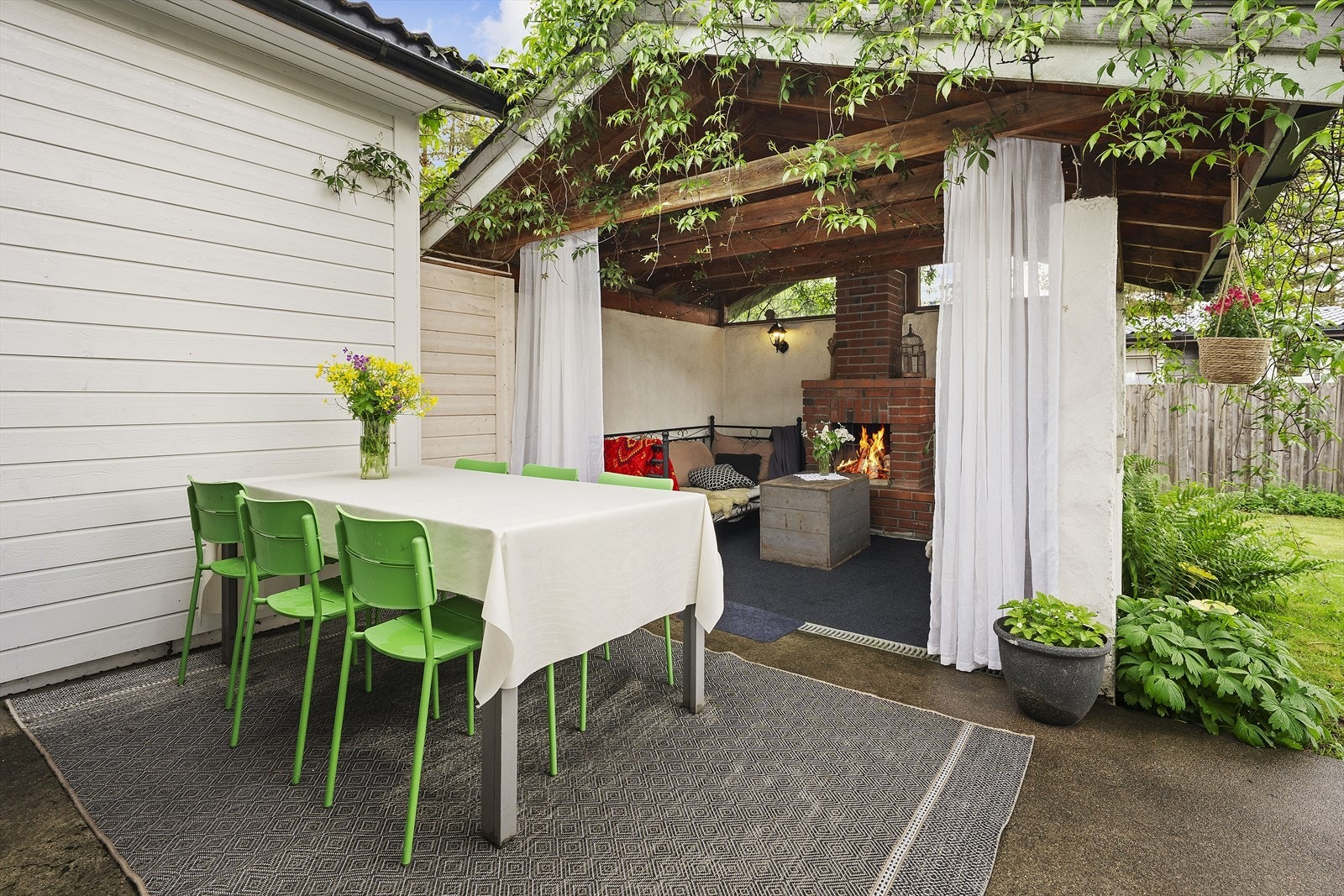 God plass til flere sittegrupper Galleribilde