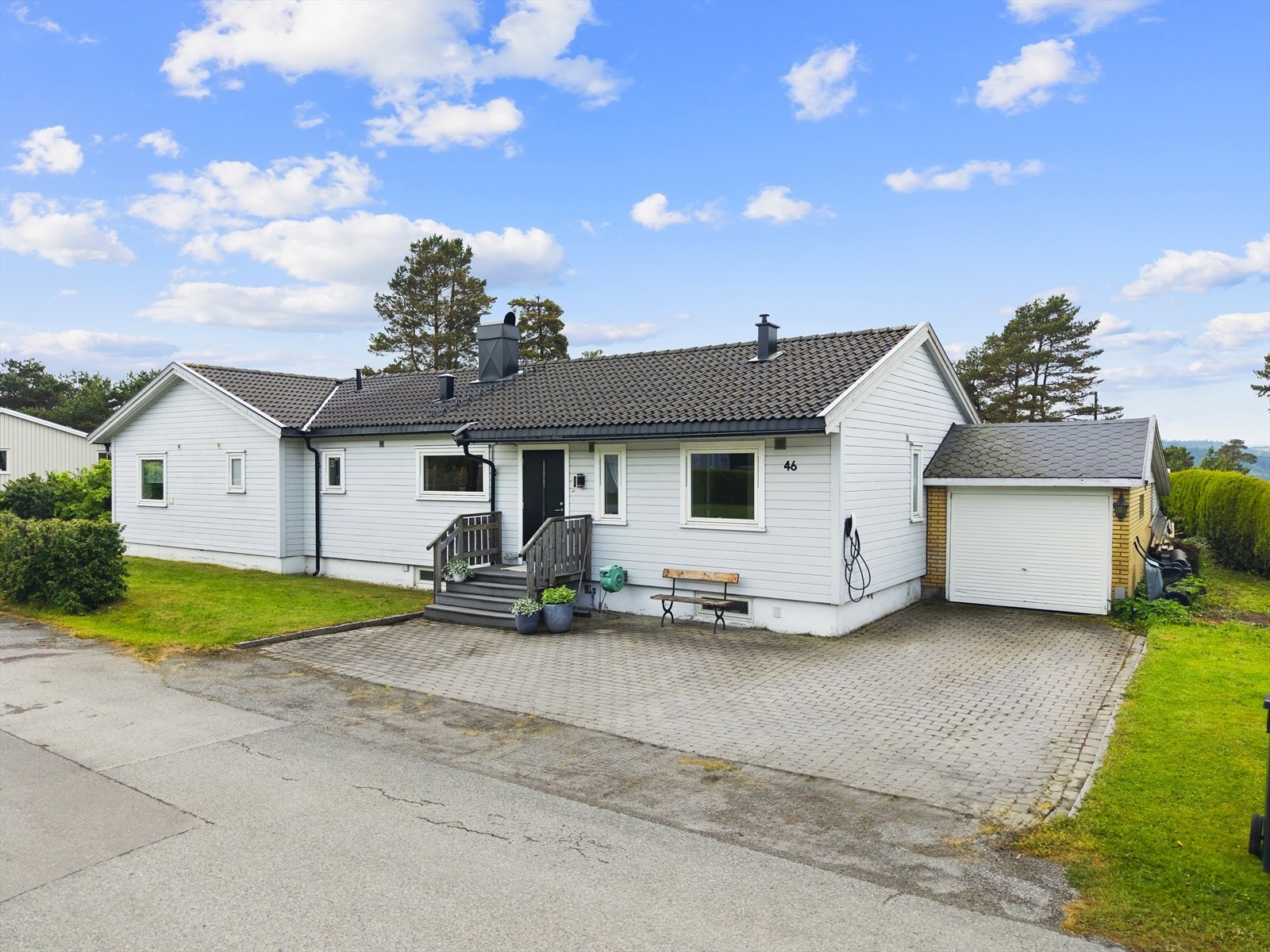 Parkering i garasje og gårdsplass Galleribilde