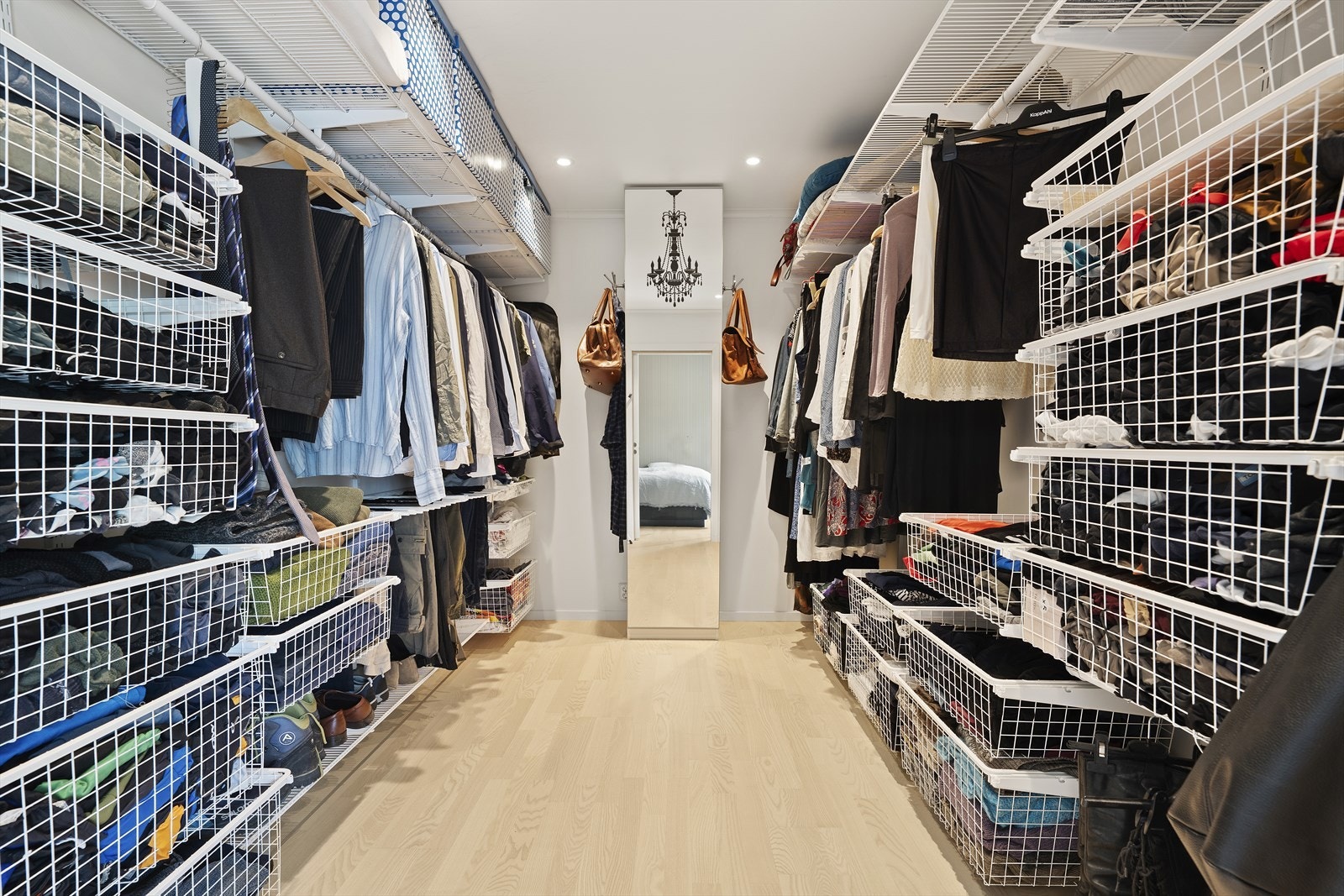 Fra hovedsoverommet er det inngang til romslig walk- in closet Galleribilde