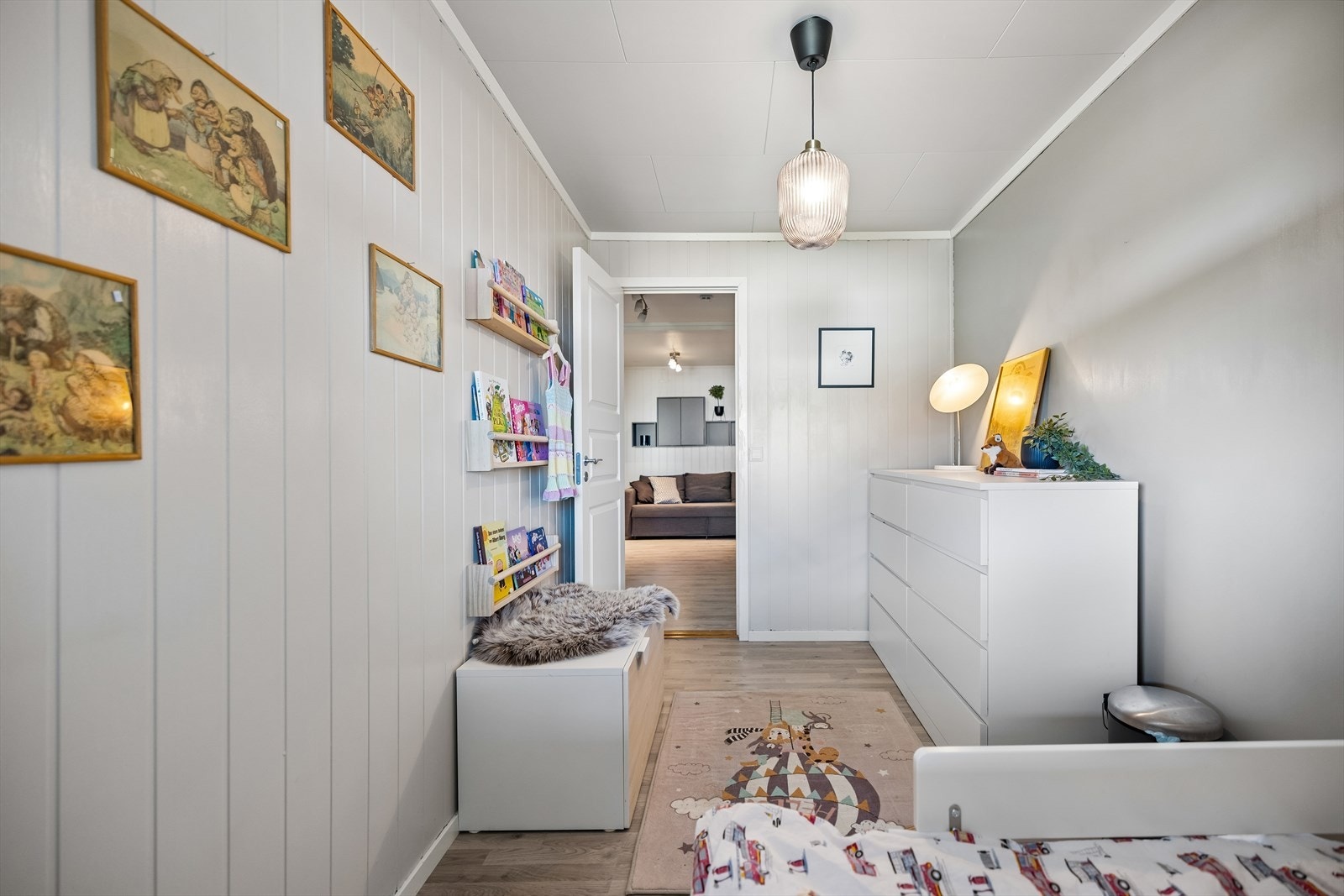 Det ene av to soverom i sokkeletasjen, med god plass til seng og oppbevaring. Galleribilde
