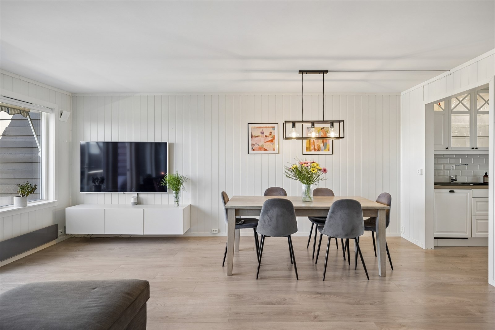 Stuen er romslig og gir fleksible møbleringsmuligheter for både sofagruppe og spiseplass. Galleribilde