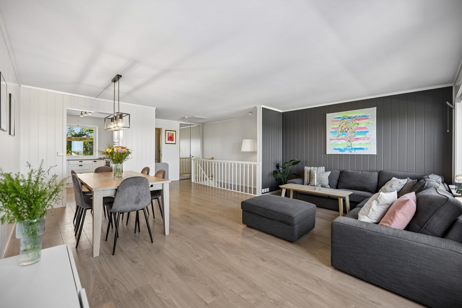God plass til både salong og stort spisebord. Galleribilde