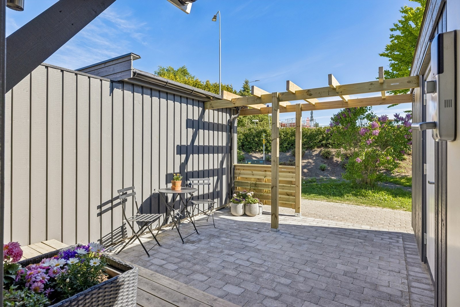 Hyggelig og skjermet inngangsparti med uteplass. Her er det også en praktisk, nyere utebod. Galleribilde
