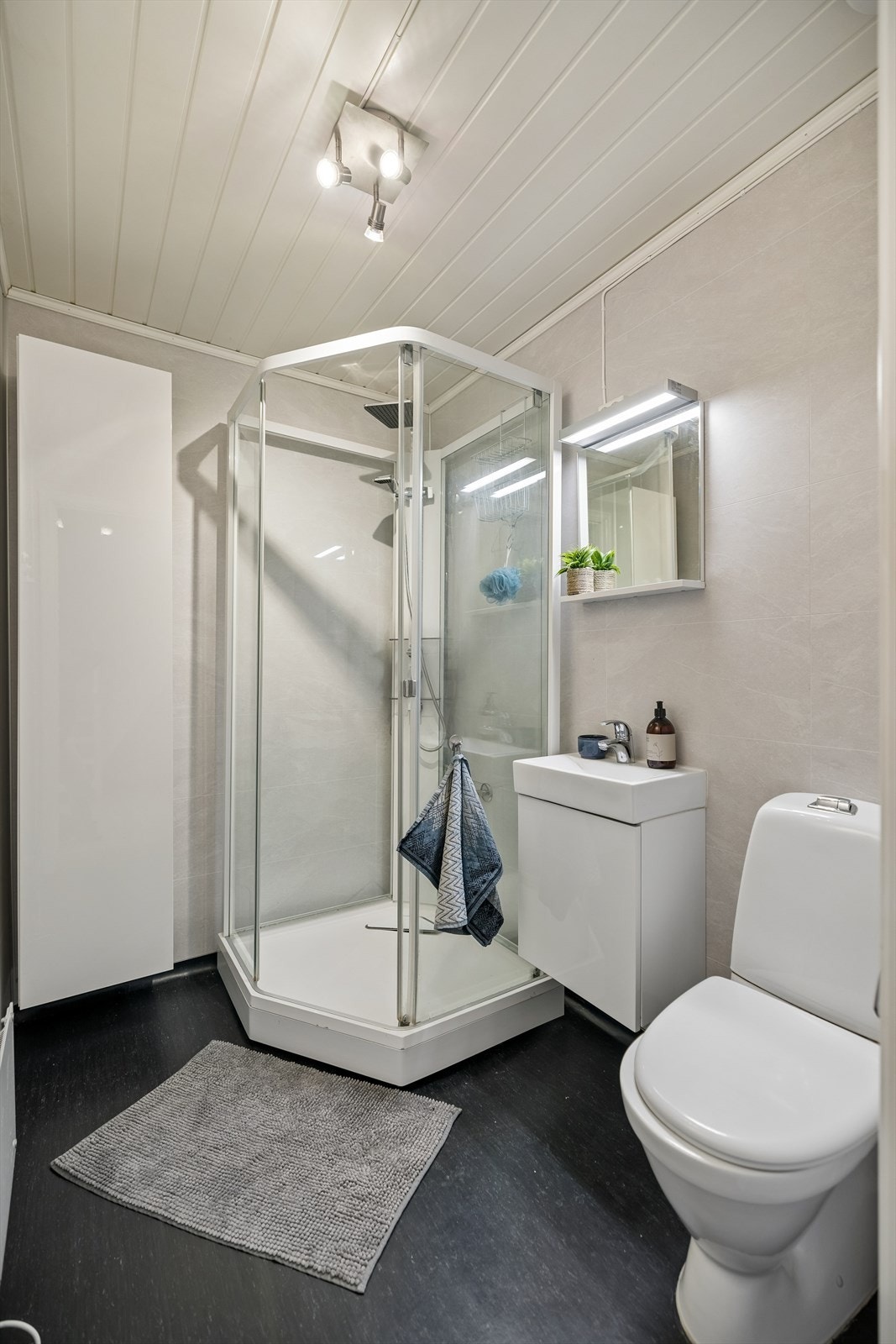 Badet har våtromsplater på veggene og belegg på gulvet. Rommet ble overflatefornyet i 2016. Galleribilde
