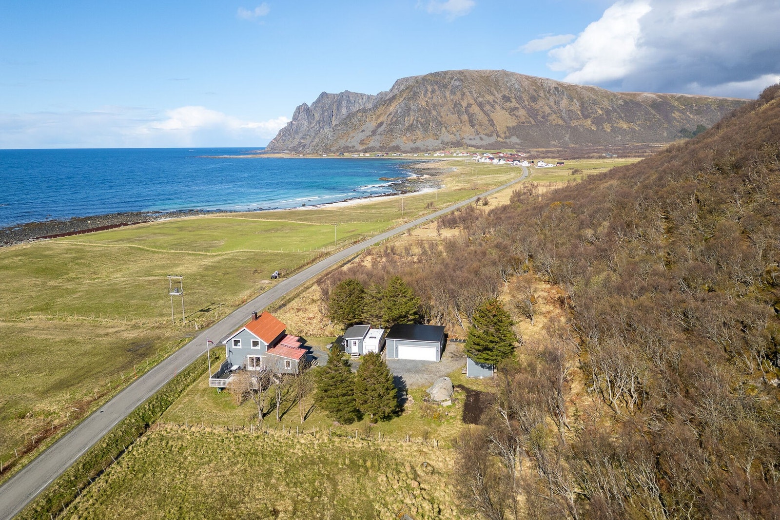 Eiendommen ligger i et storslått kystlandskap langs Nasjonal turistveg Andøya, med havet og naturen som nærmeste nabo. Galleribilde