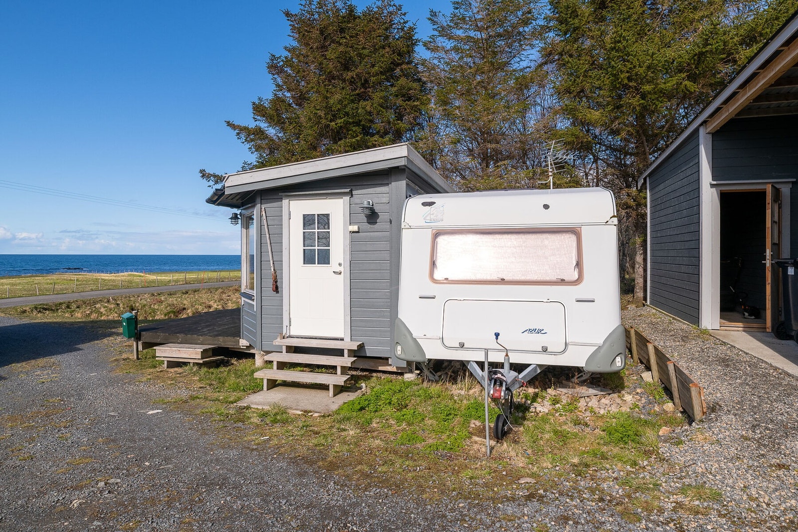 På tomten står også et isolert spikertelt med tilhørende campingvogn, som gir ekstra bruksareal. Galleribilde