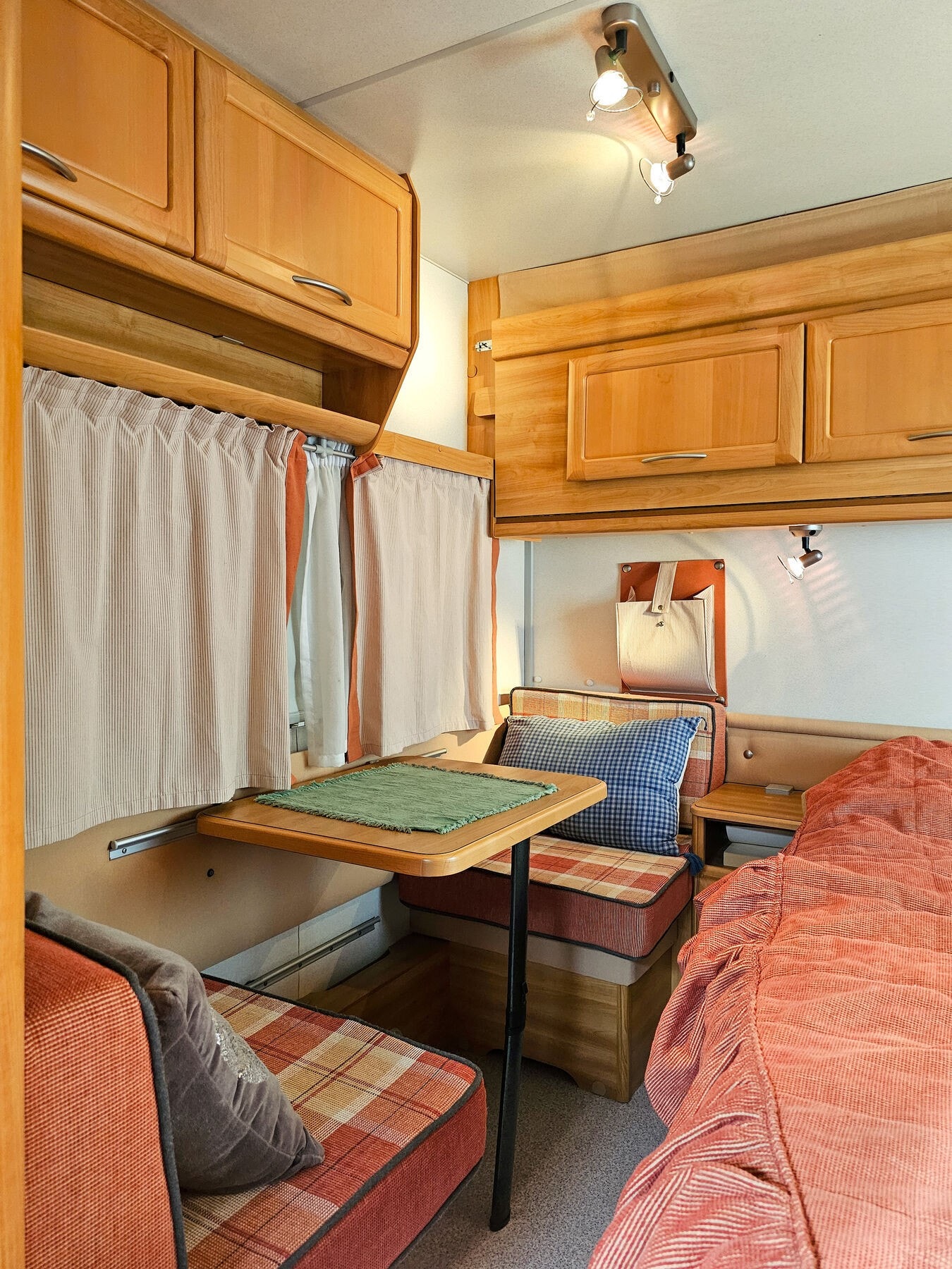 Soveplasser og en liten sittegruppe i campingvognen. Galleribilde