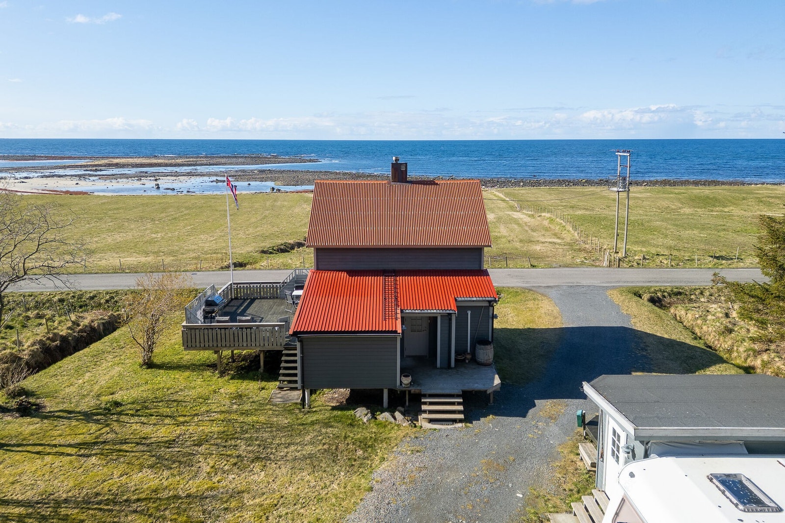 Det står spikertelt på eiendommen. Galleribilde