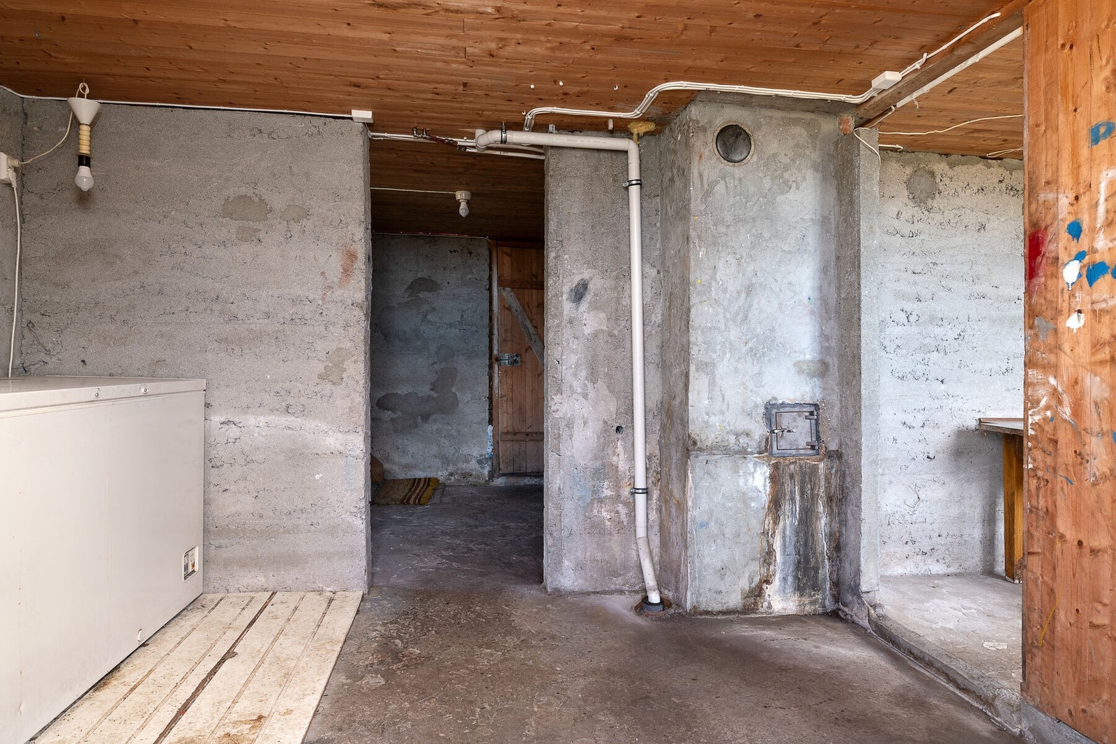Kjelleren består av fem uinnredede rom med betonggulv og vegger i betong og gråsteinsmur. Galleribilde