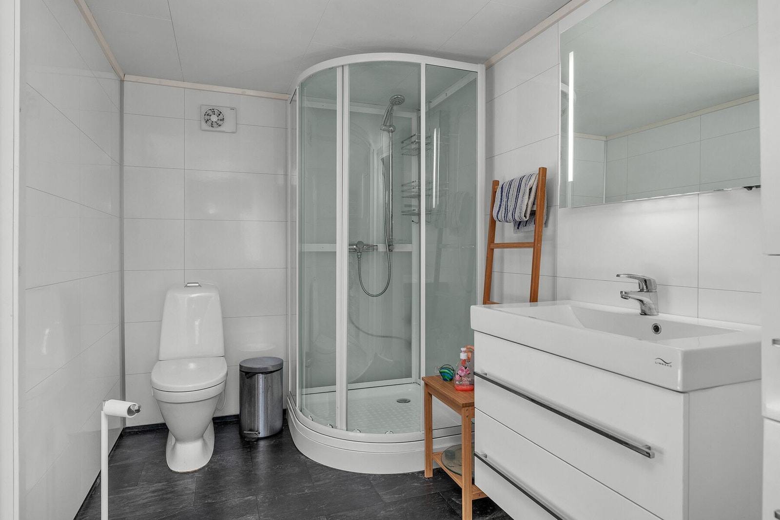 Badet ble pusset opp i 2015 og har elektrisk gulvvarme, dusjkabinett og gulvmontert toalett. Galleribilde