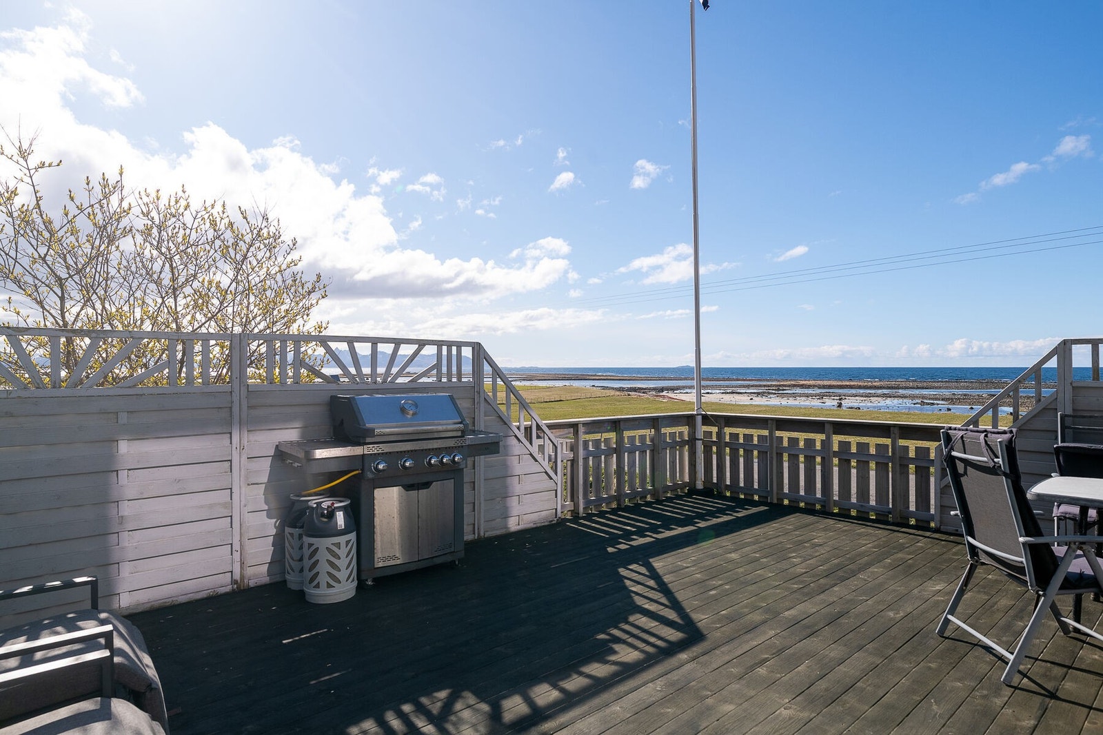 Her er det god plass til både sittegruppe og grill. Galleribilde