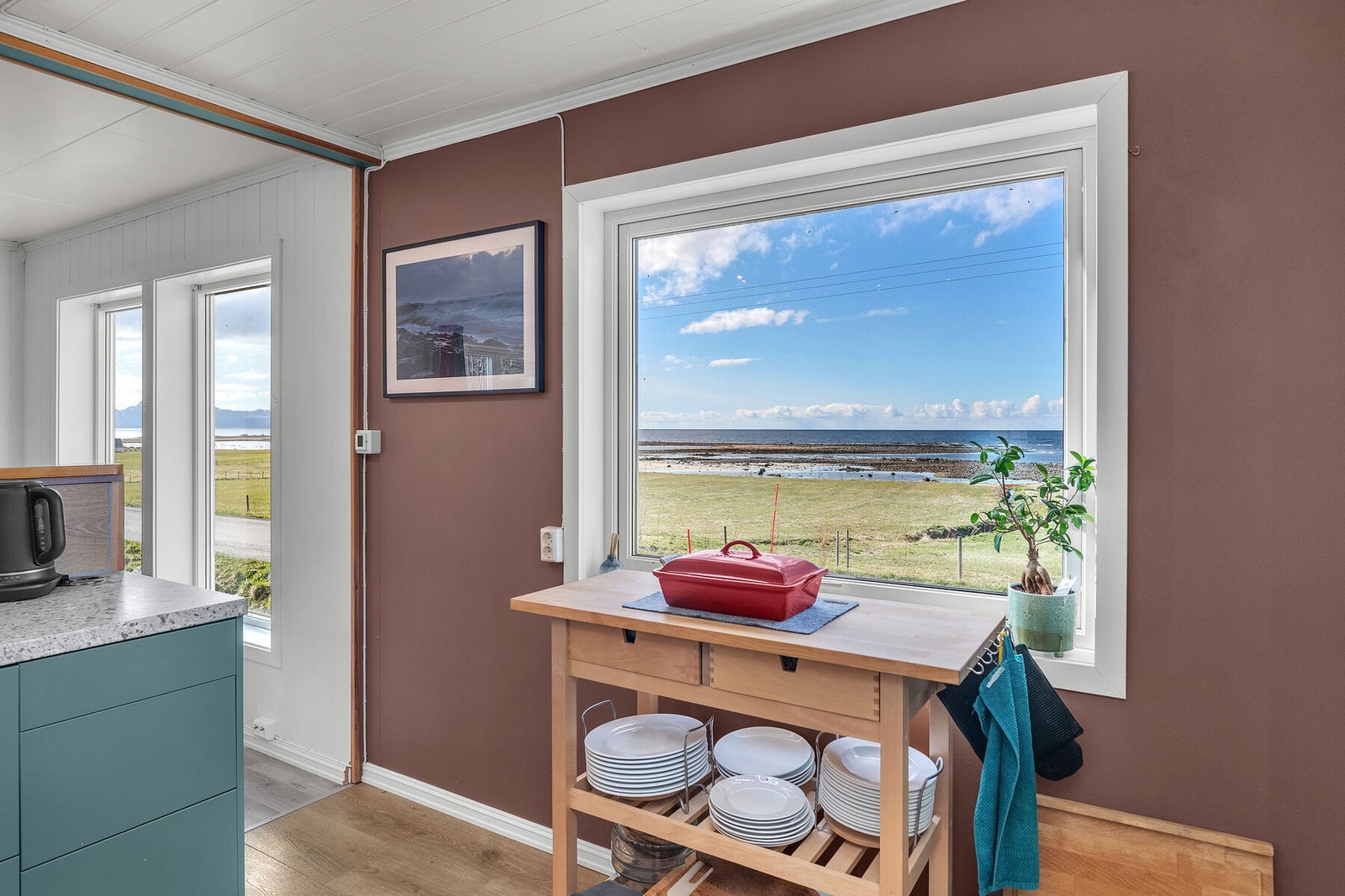Fra kjøkkenvinduet er det flott utsikt mot havet. Galleribilde