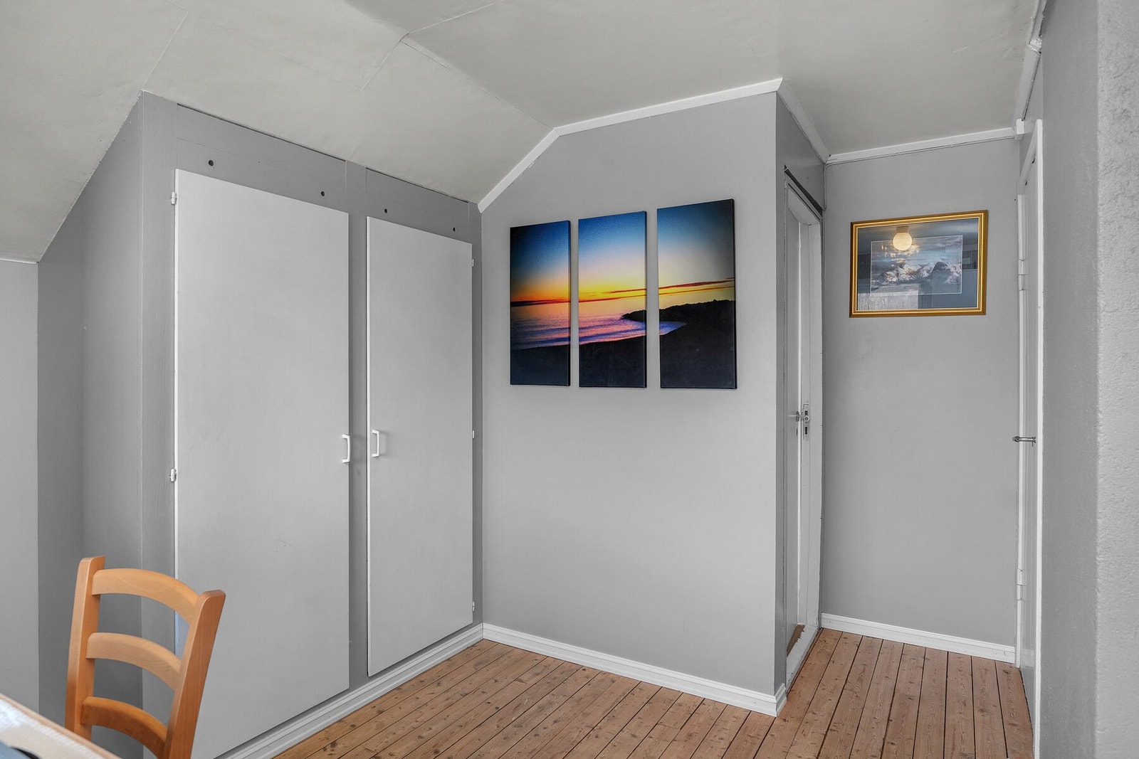 Fra gangen er det adkomst til boligens tre soverom. Galleribilde