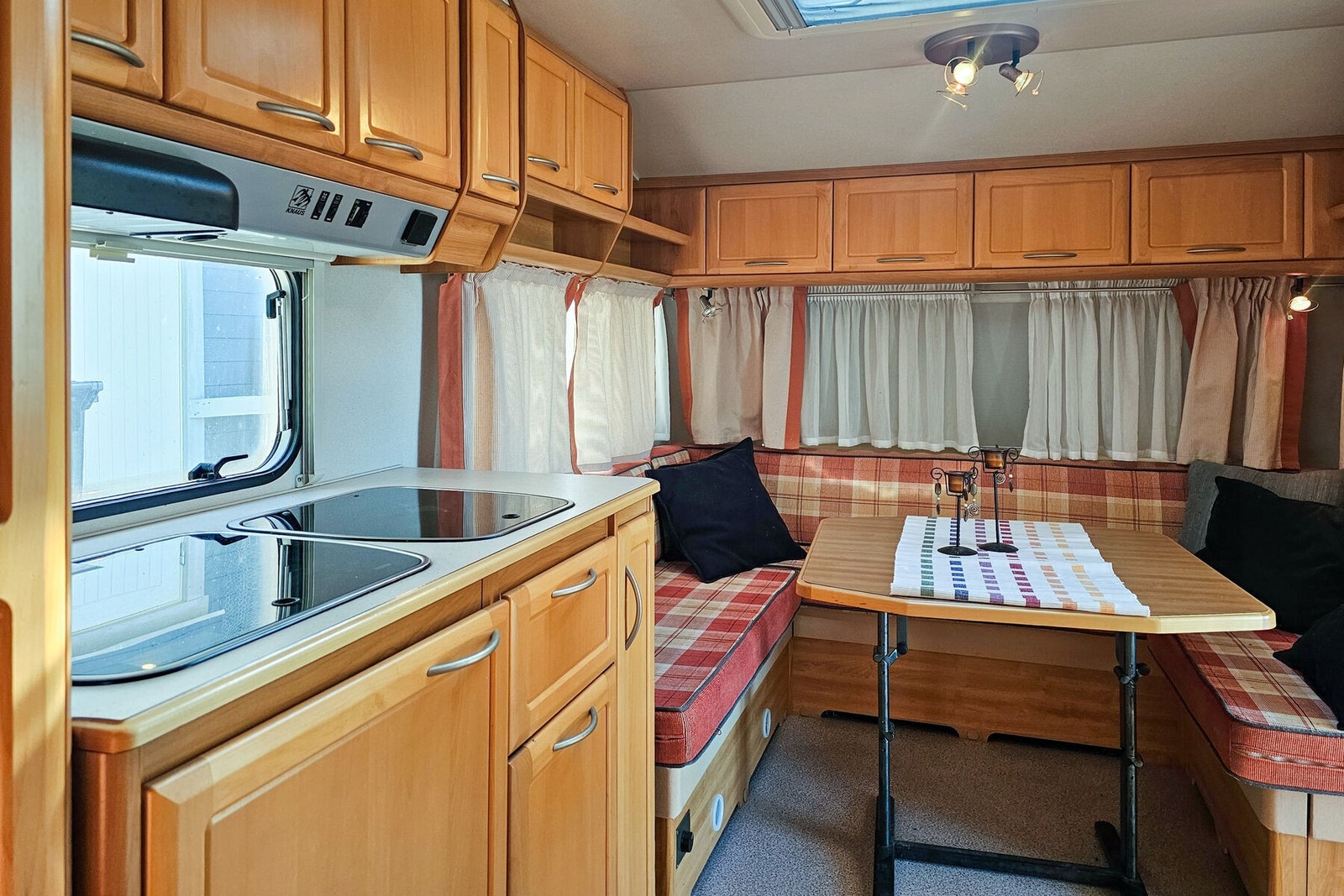 Kjøkkenkroken i campingvognen er funksjonelt innredet. Galleribilde