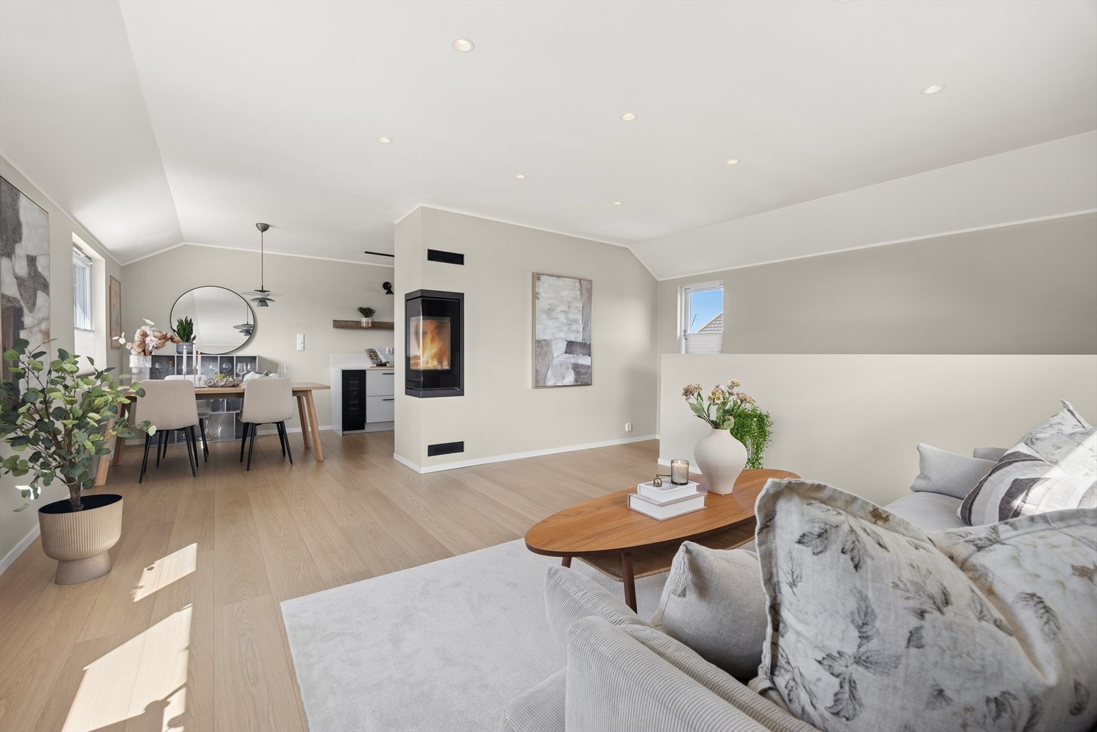 Lyse og delikate rom med mye innlys og utstrakt bruk av downlights. Galleribilde