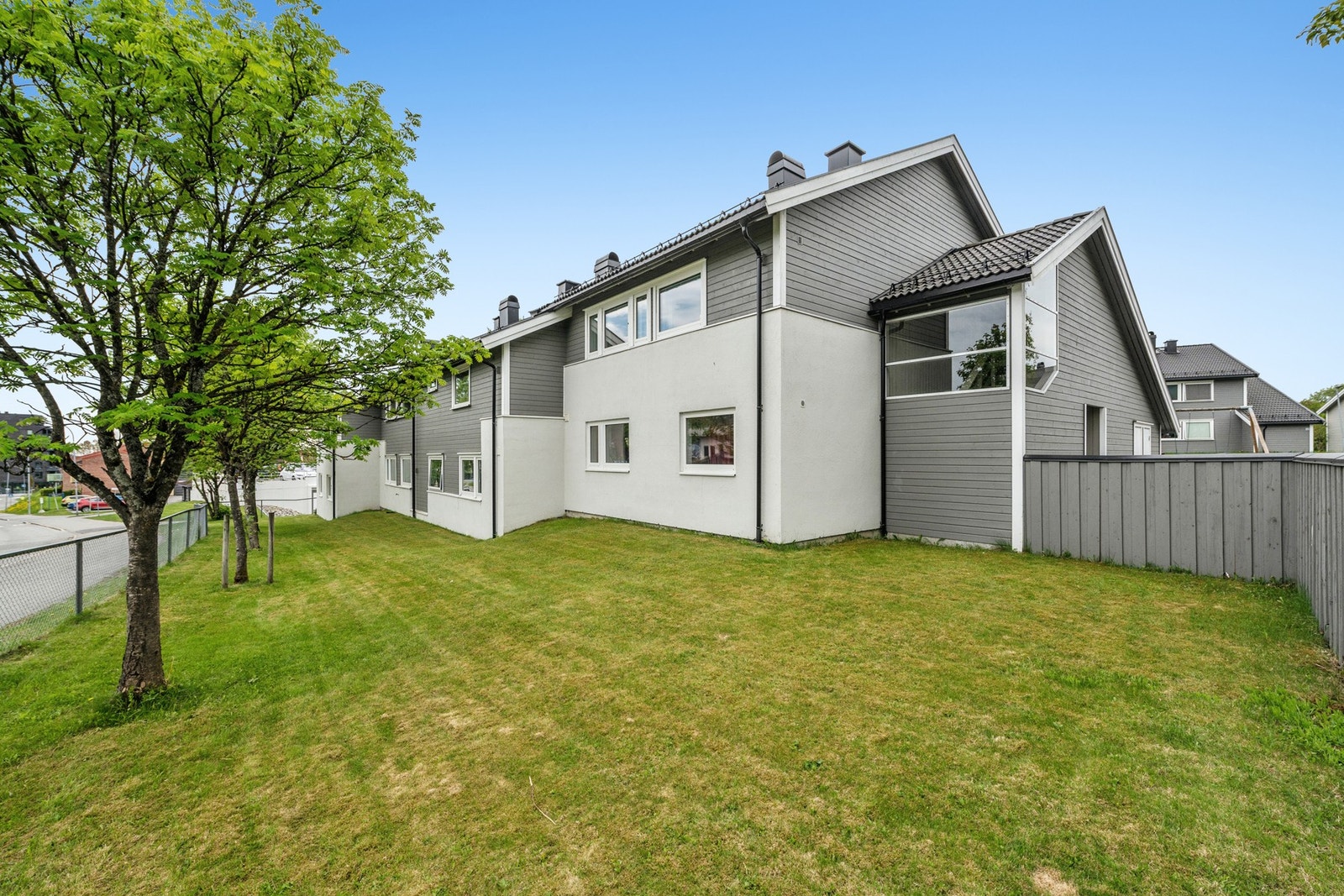 Pent opparbeidet uteområde med god plass til lek og aktiviteter. Galleribilde