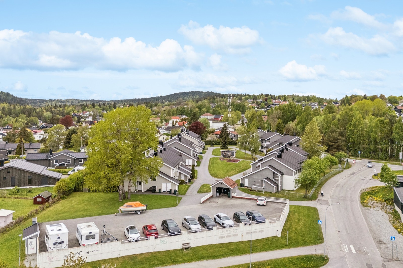 Felles biloppstillingsplass/gjesteparkering på utsiden av boligen. Galleribilde