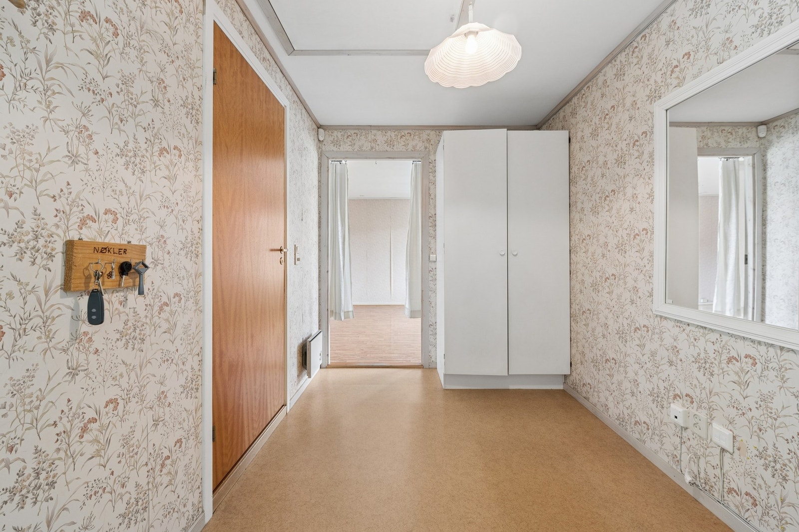 Romslig entre med garderobeskap og speil. Galleribilde