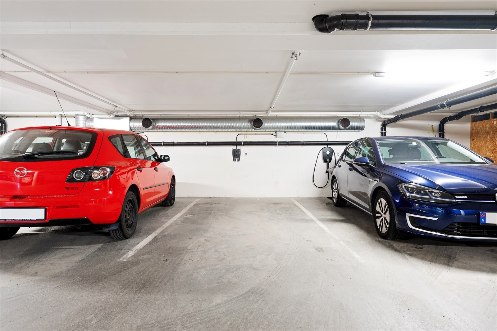 Det medfølger biloppstillingsplass i felles anlegg med installert Zaptec Pro ladesystem for individuell avregning. Det er ikke installert ladeboks til denne parkeringsplassen, det må evt ny eier bekoste. Galleribilde