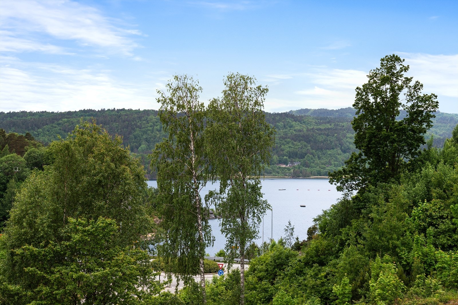 Fra eiendommen er det kort vei til rekreasjonsområder som Hestehovstien nærmiljøpark. Galleribilde
