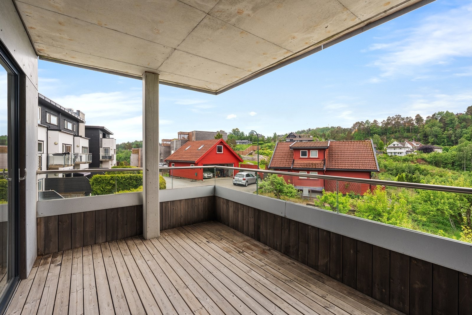 Romslig veranda med adkomst fra stuen. Galleribilde