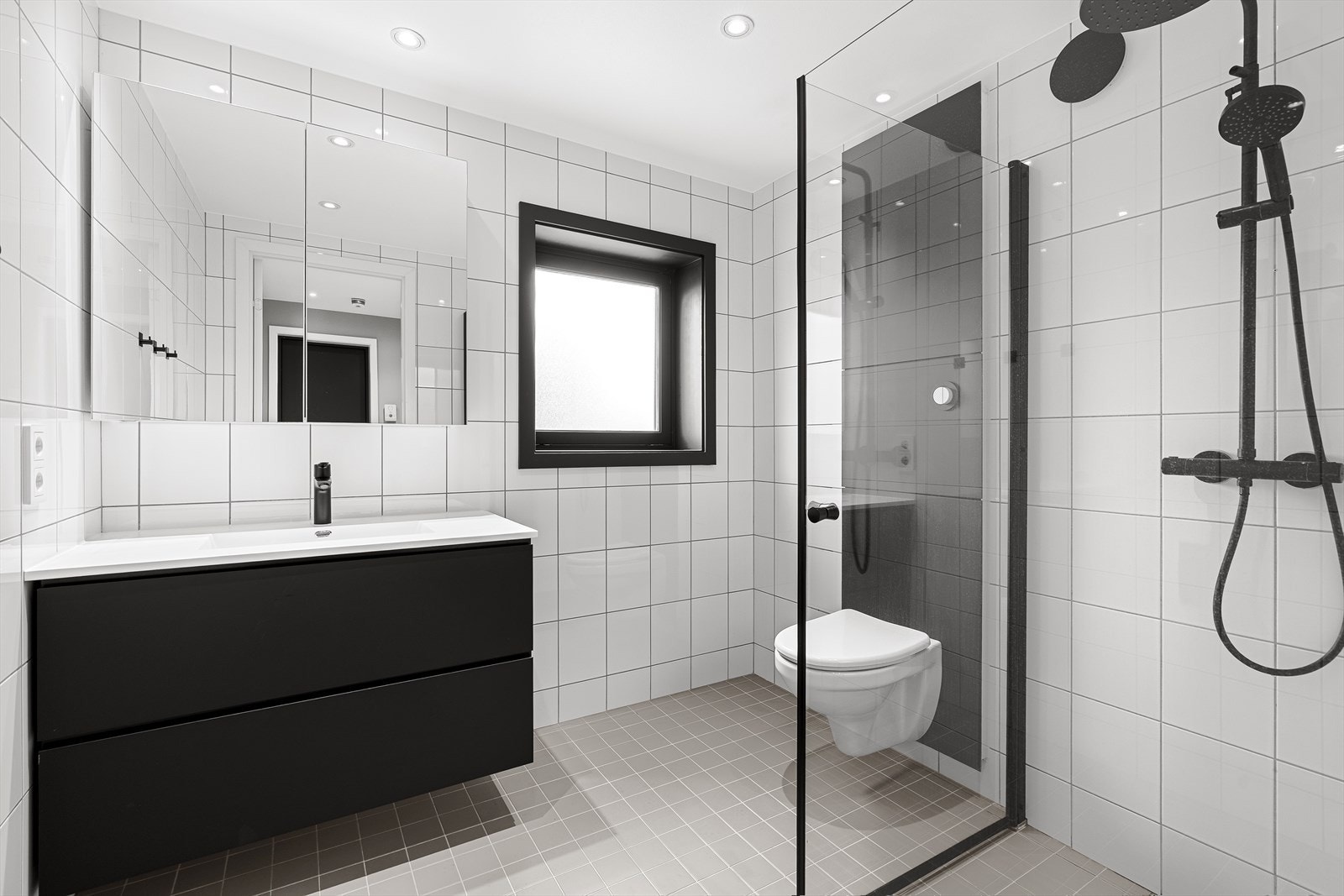 Badet har varmekabler i gulvet og ble oppgradert i 2024 med ny sort innredning og dusjhjørne i herdet glass. Galleribilde