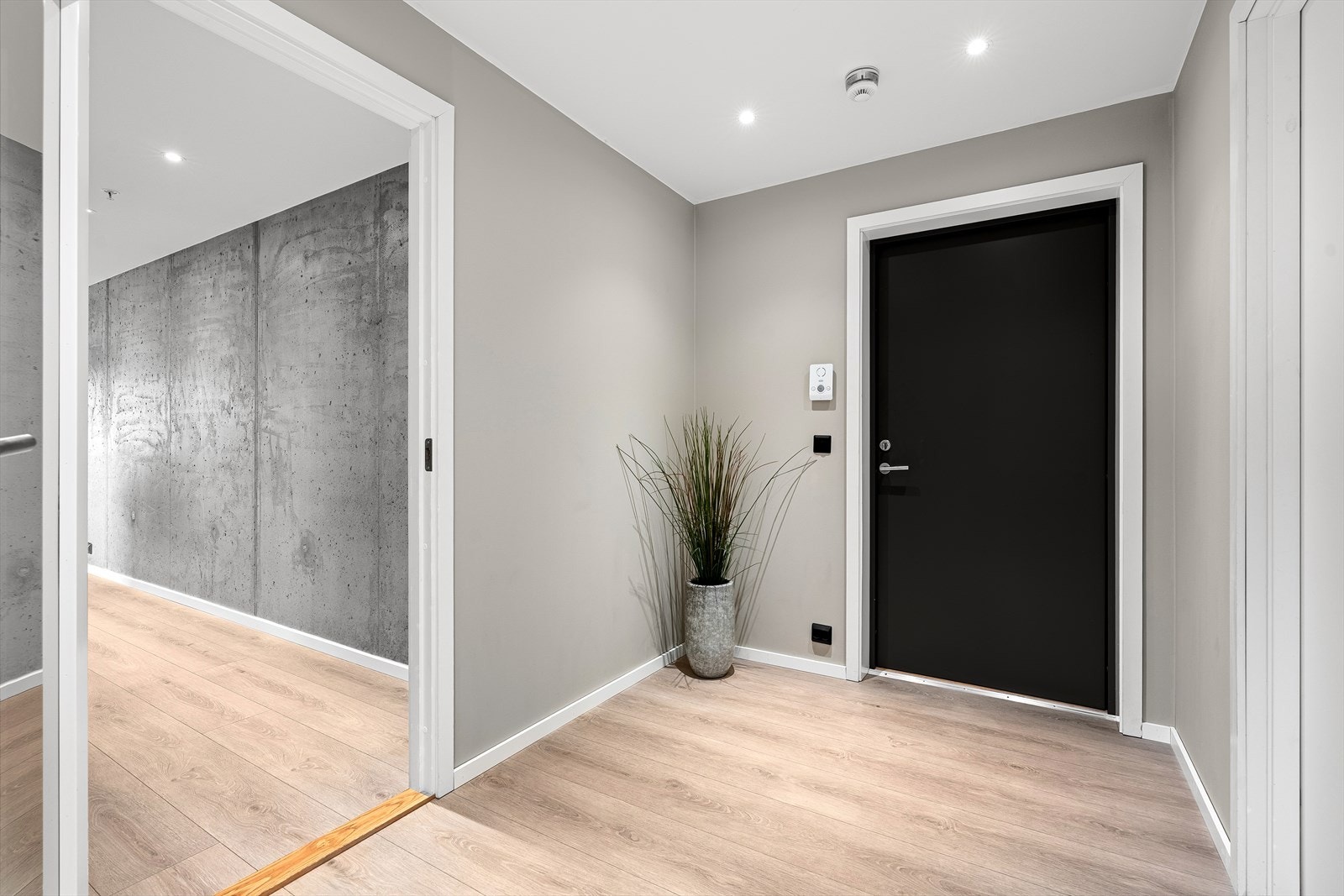 Lys og fin gang | Downlights i himling. Galleribilde