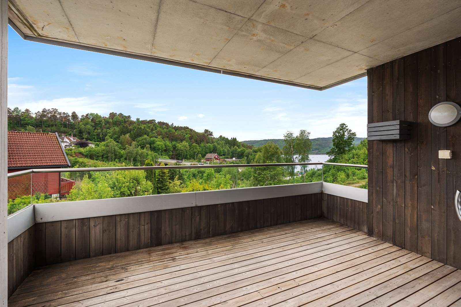 Fra stuen er det utgang til en veranda på ca. 10 m² med rekkverk i herdet glass og aluminium. Galleribilde