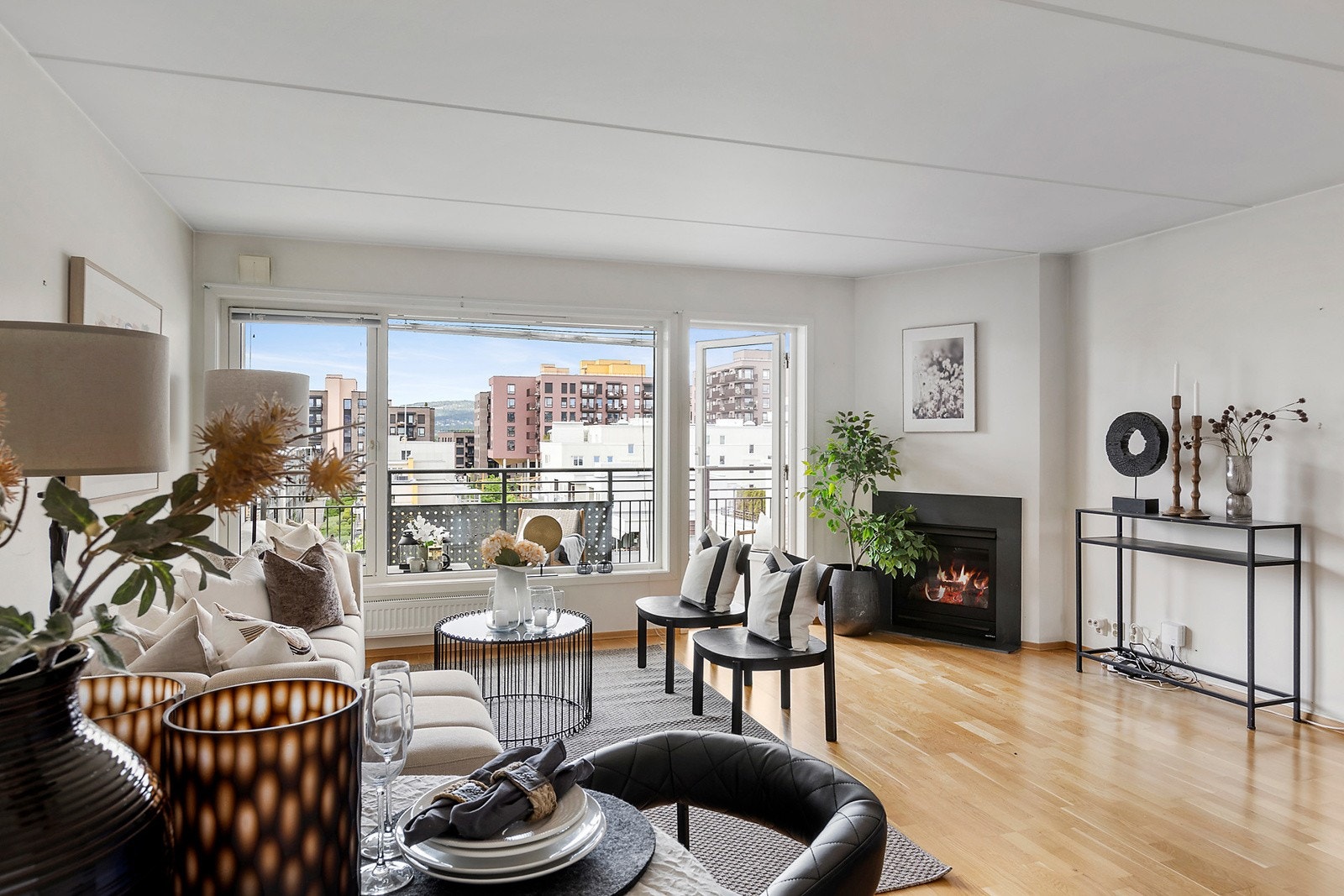 Store vindusflater som slipper inn rikelig med naturlig lys Galleribilde