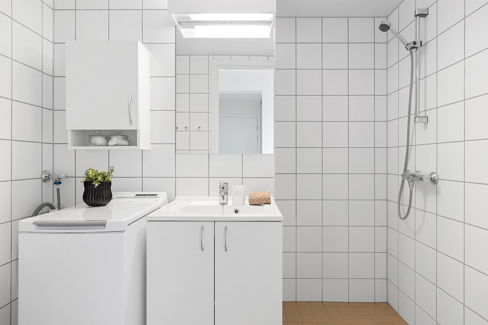 Baderom 1 med dusj, varmekabler og opplegg til vaskemaskin Galleribilde