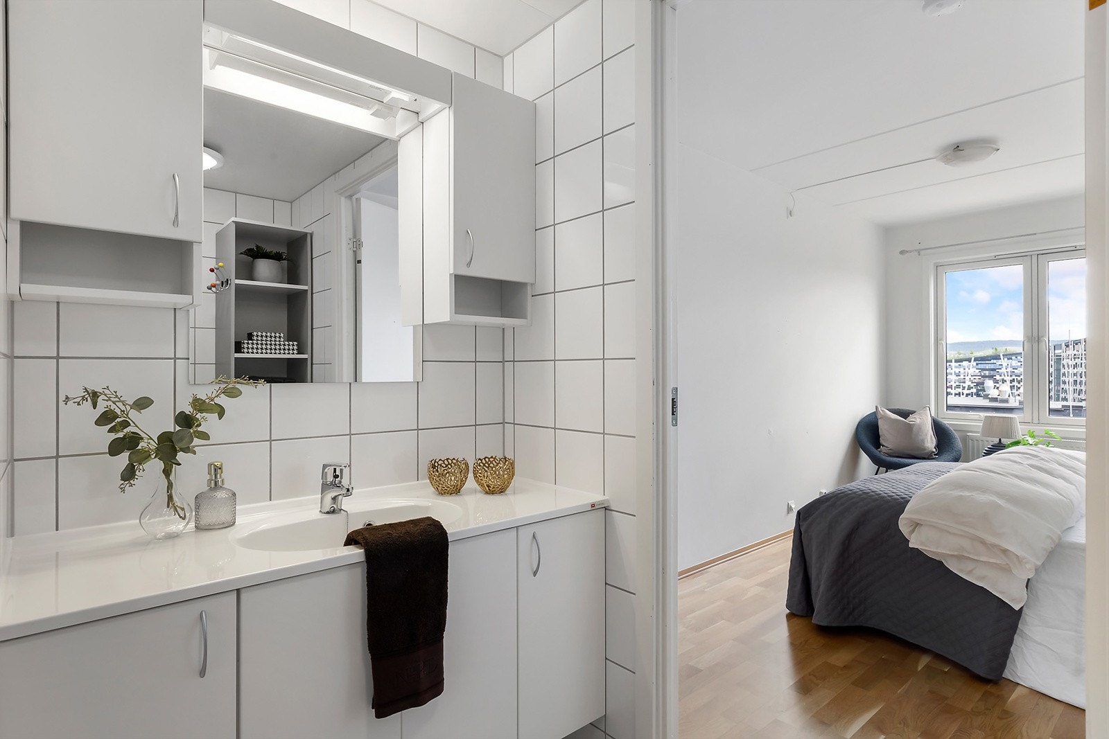Bad 2 med adkopmst fra hovedsoverom Galleribilde