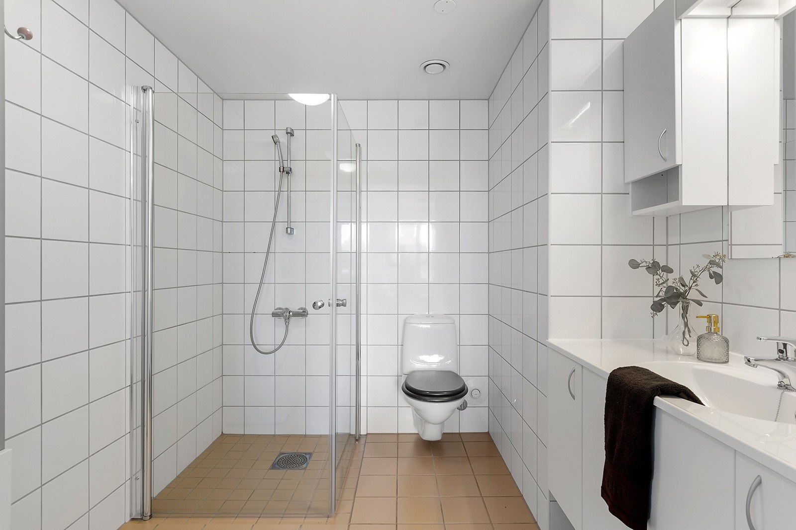 Bad 2 med dusj, skapinnredning, servant og wc Galleribilde